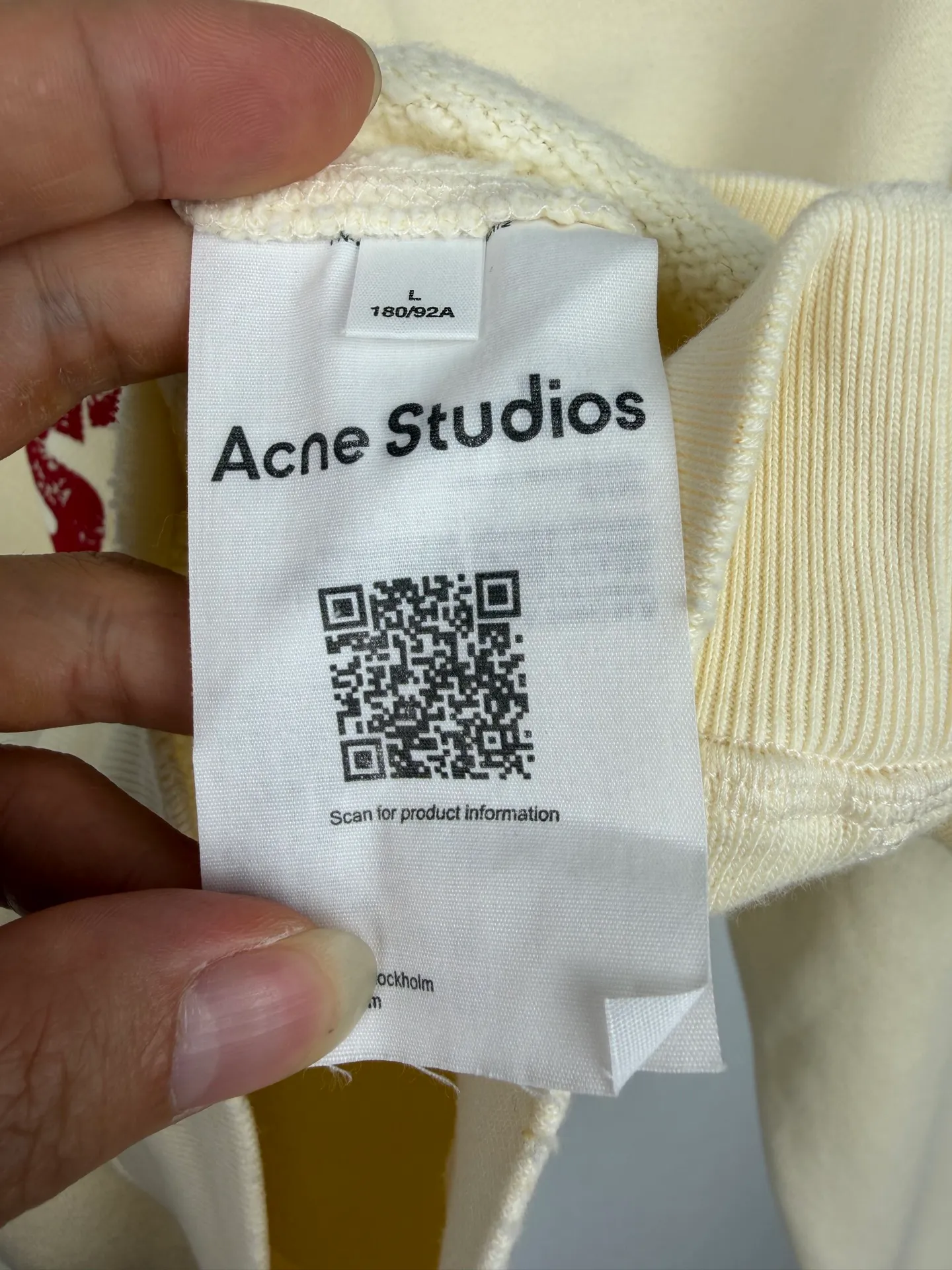 Acne Studios logo-printed distressed sweatshirt, custom-made fleece-soled sweatshirt, thick and soft, warm to the touch, Cream White ready-to-wear, warm matte texture spread across the fabric, slowly spreading the unique Scandinavian cool and luxurious charm, Henry collar half-button placket outlines the soft collar line, elegantly modifies the neck contour, mottled red brand letter print engraved on the body, Retro worn texture contains narrative heritage Ribbing tightly locks the cuffs and hem, firmly shaping the body, loose and relaxed shoulder silhouette, eliminating redundant decorations. The collision between the soft background color and retro printing interprets the minimalist, relaxed and elegant style of Acne Studios. Process 1: Use an imported fully automatic flat screen printing machine to print the special printing slurry containing microcapsule foam particles on the surface of the fabric. After being heated in a high-temperature drying tunnel, the microcapsules in the slurry expand and swell when cooled and set. Process 2: Gradient distressed spray process. By spraying dyes of different colors on the surface of the fabric, the clothes can show rich color changes under different lights and increase the visual layering. Process 3: Positioned manual fraying. Local friction and wear on the fabric through manual operations. The surface of the fabric will form a natural damage effect. It is time-consuming and labor-intensive. The daily output is low. Process 4: The fabrics have been fermented and washed. The hand feel and texture are better. It is not easy to deform, not easy to shrink, not easy to fade, and maintains long-term beauty. Accessories: Customized 1:1 Acne buttons Customized 1:1 Acne trademark Version: Loose version Size: S M L XL